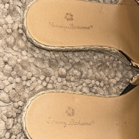 Tommy Bahama slides on a size 6.5 woman - Picture 9 of 10
